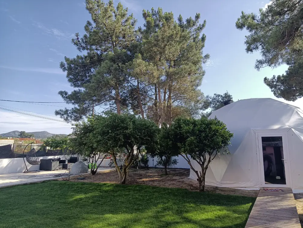A cúpula geodésica do Yoga Dome, no jardim de pinheiros em Vendas de Azeitão